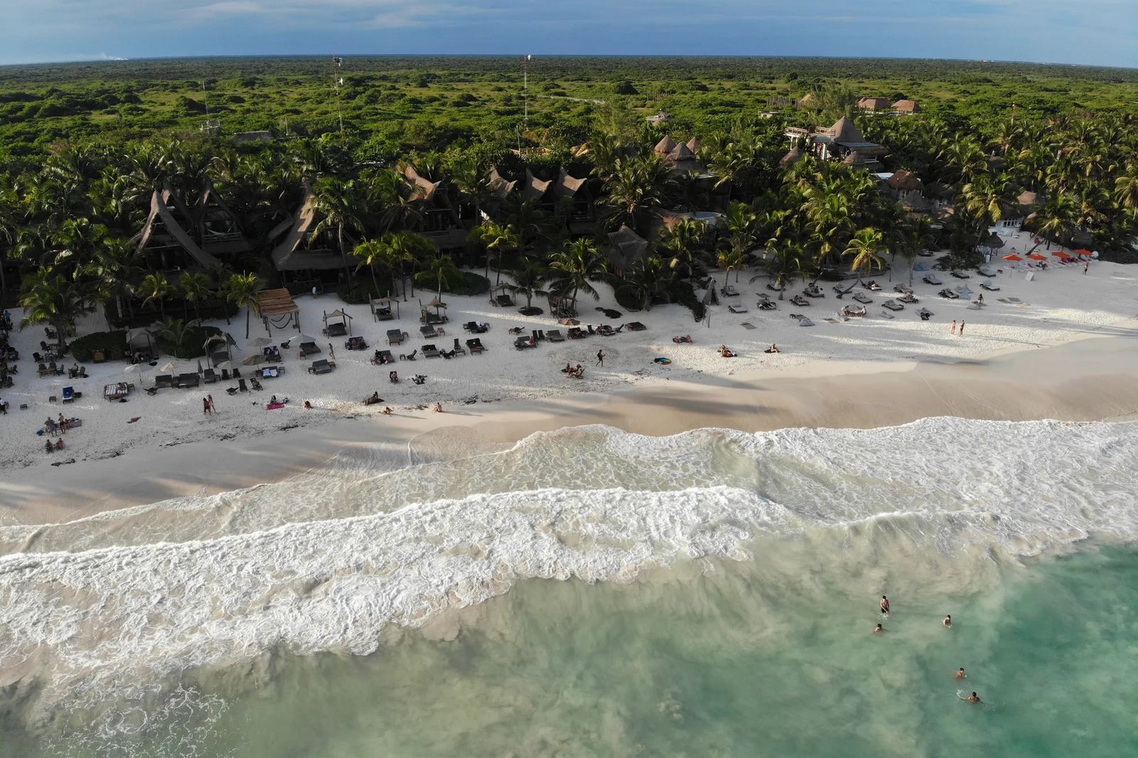 Vista aérea de Ahau Tulum frente al mar