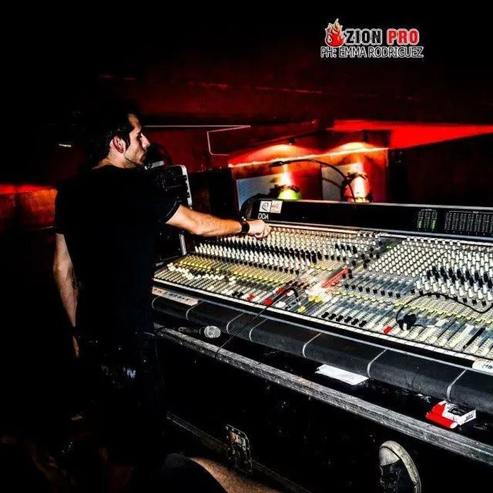 Mezclando en vivo en una consola analógica