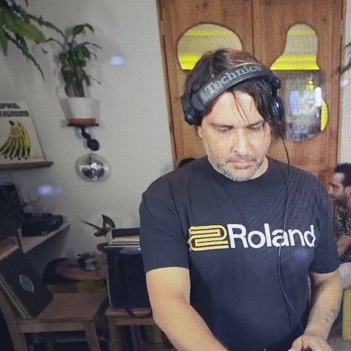 Guille Sola en un DJ set en Mono Tulum