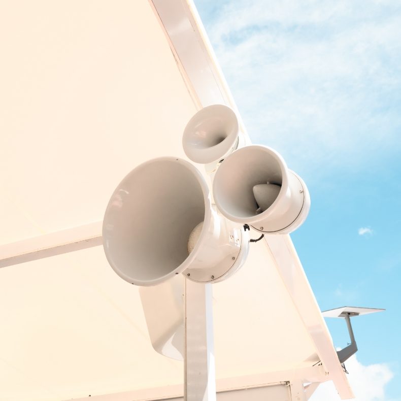 Detalle de bocinas Void Acoustics para exterior