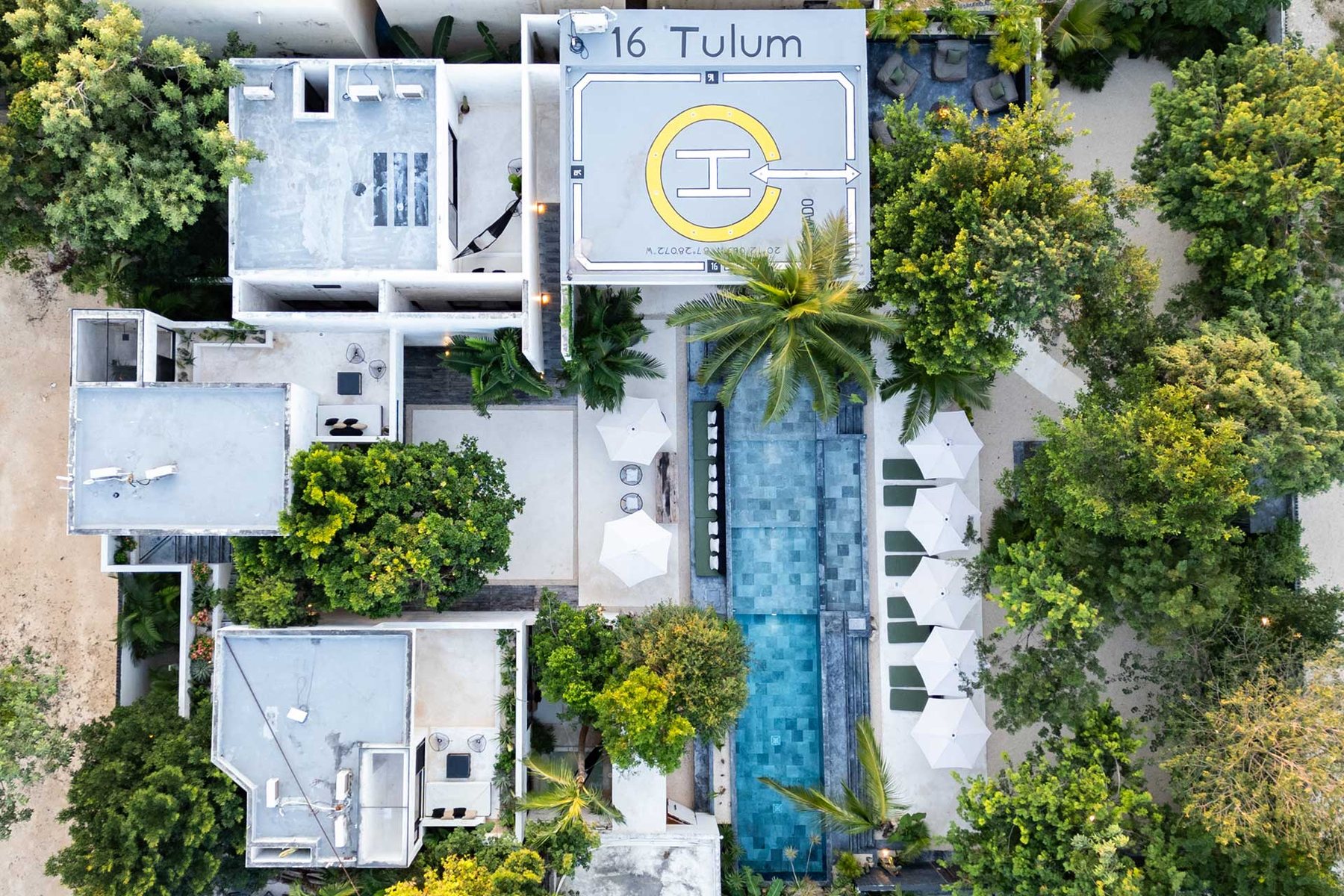 Vista cenital de 16 Tulum: alberca, camastros, terrazas y helipuerto