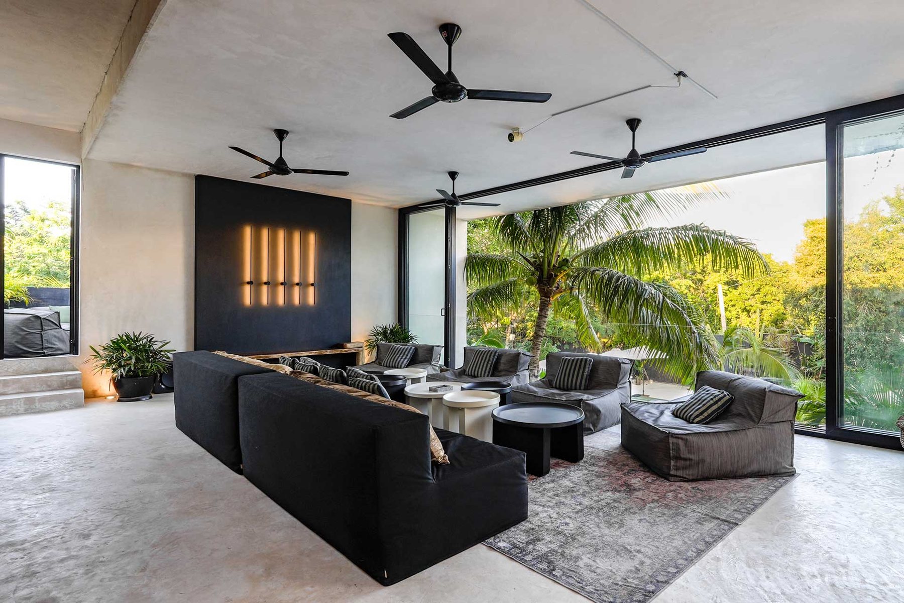Sala de la planta alta abierta a las palmeras
