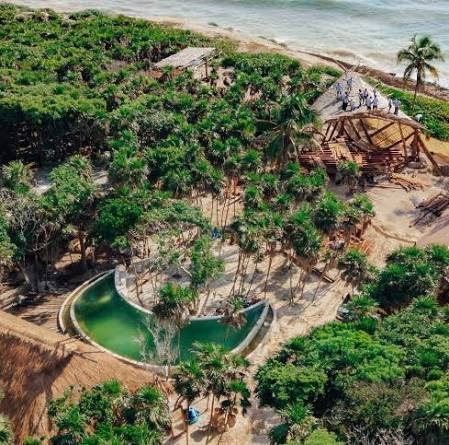 Vista aérea del beach club con la alberca y la estructura en obra