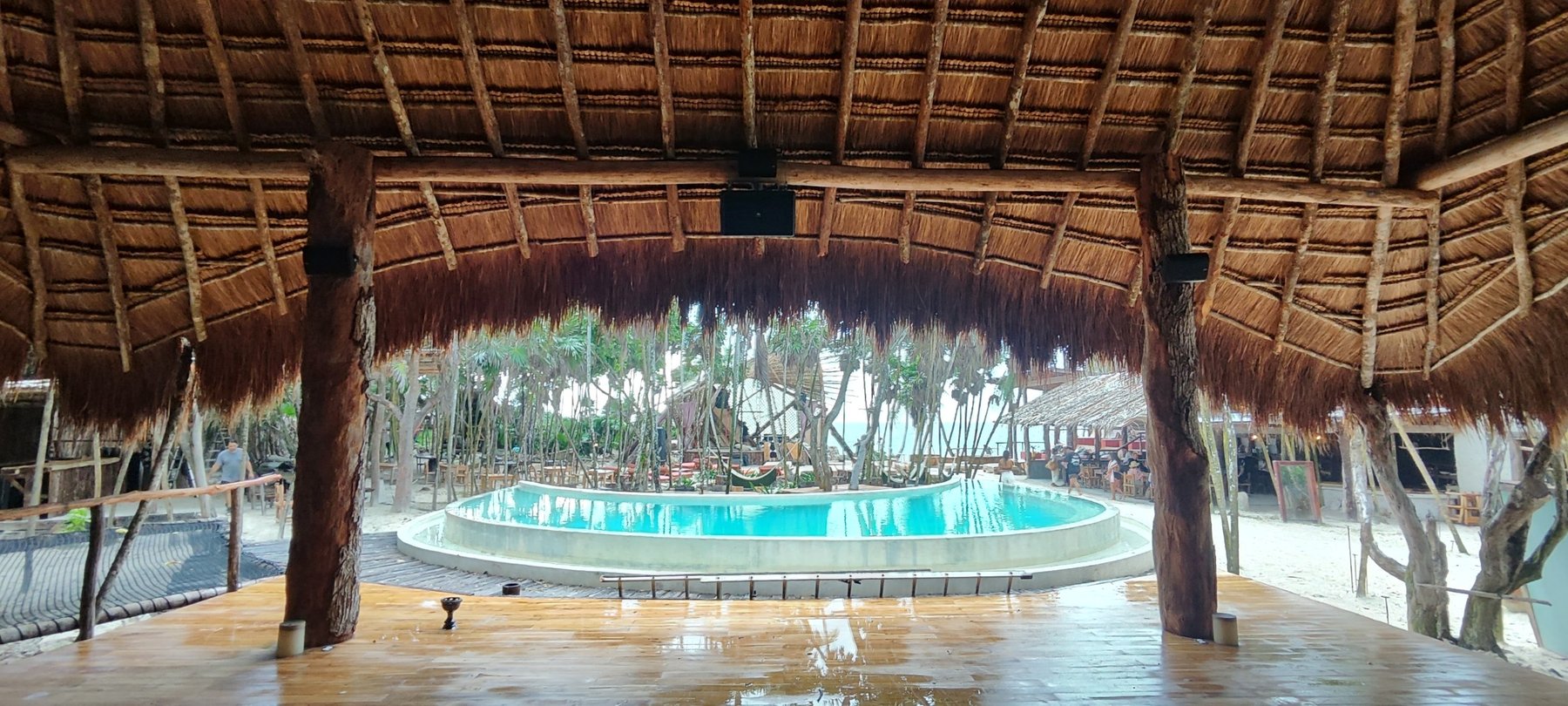Palapa con bocinas en las vigas, frente a la alberca y la playa
