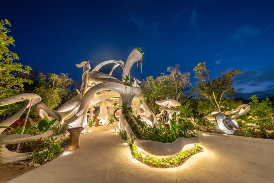 Azulik de noche: arquitectura orgánica iluminada entre la selva