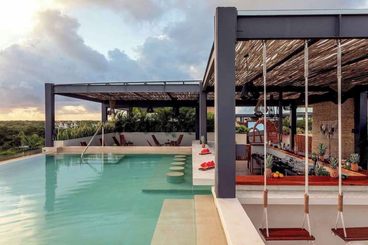 Rooftop de Bloom by Marriott con alberca, barra y columpios