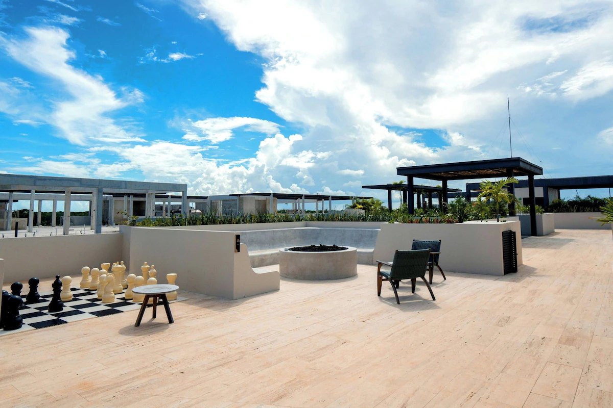 Terraza del rooftop con pérgolas y vista a la selva