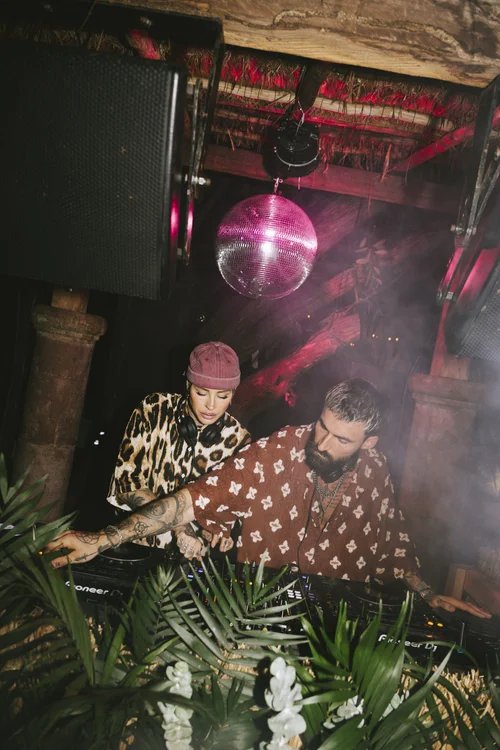 DJs en la cabina con bocinas a los lados