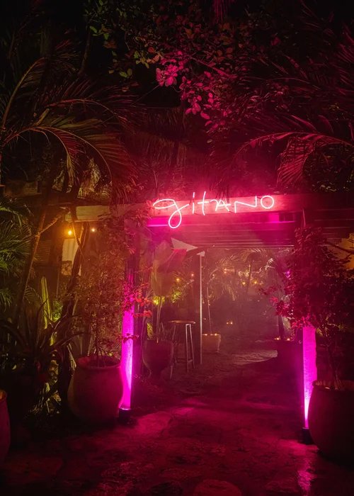 Entrada con el neón de Gitano de noche