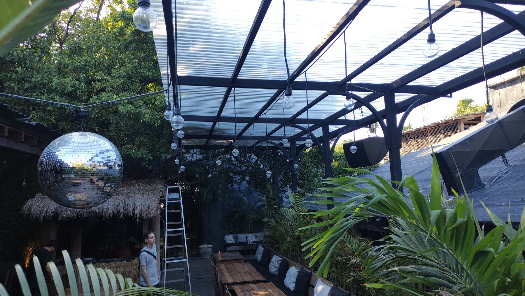 Terraza techada con bola de espejos y bocina montada en la estructura