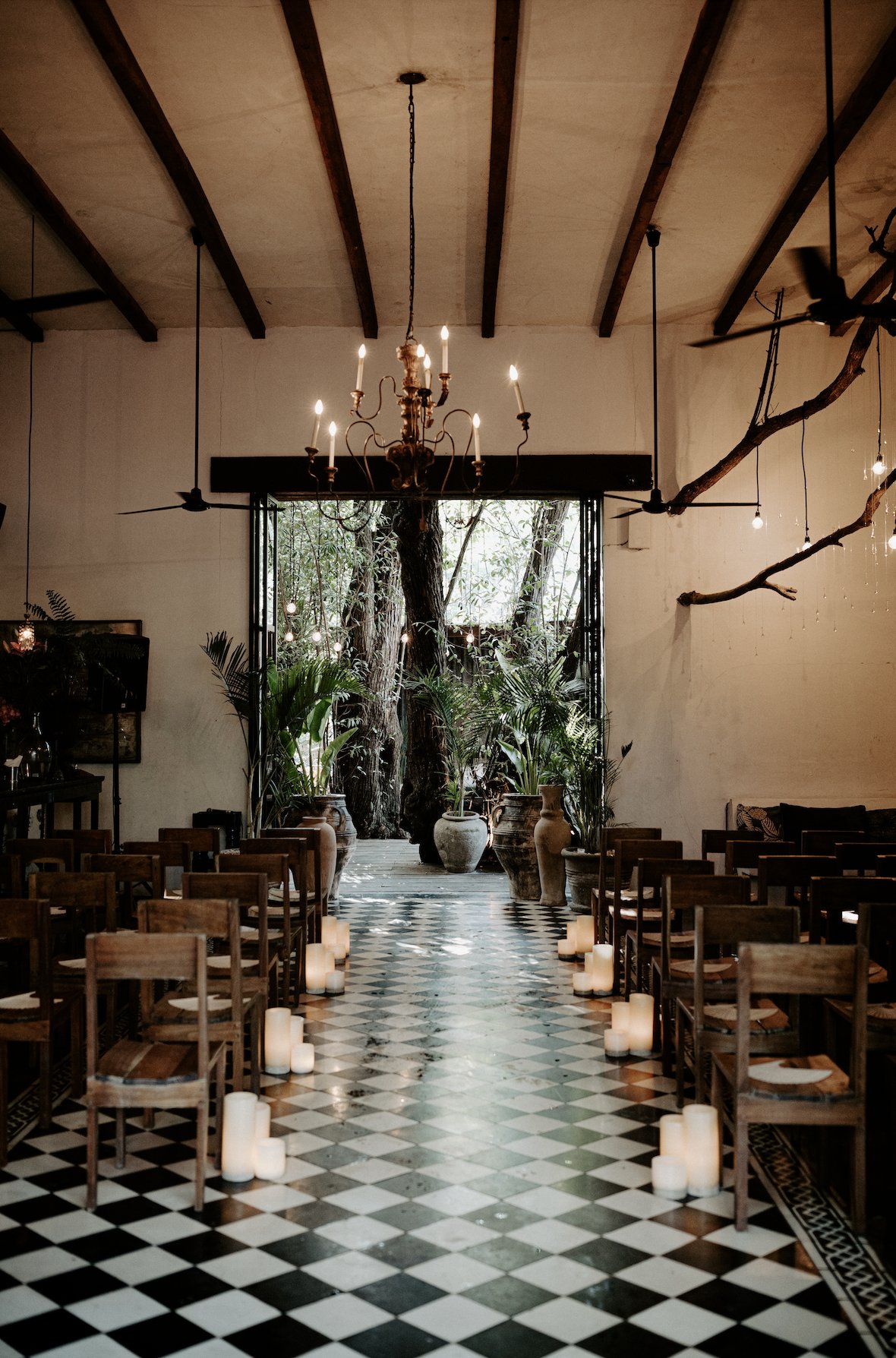 Salón preparado con sillas y velas