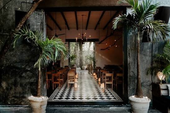 El salón visto desde la puerta, con palmas a los lados