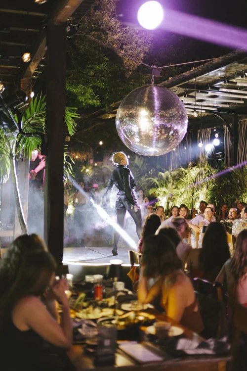 Show en vivo con bola de espejos y luces