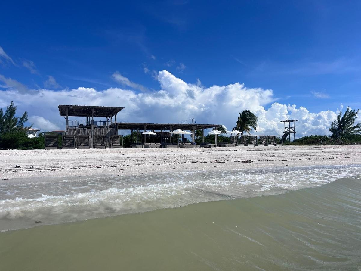 El beach club visto desde el mar