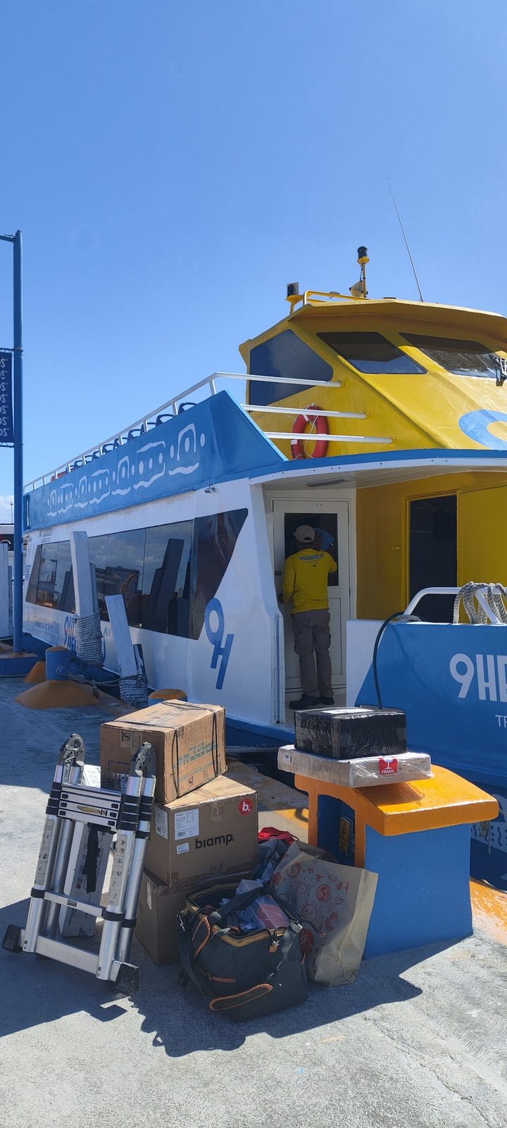 Equipo de audio en el muelle, listo para cruzar en ferry a Holbox