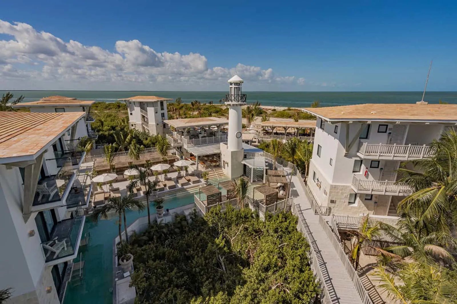 Vista aérea de Delek Holbox con el faro y la alberca